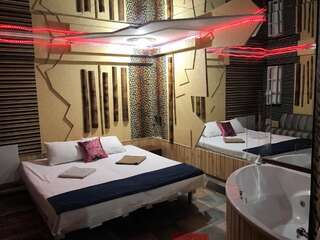 Отель Mamba Hotel Днепр Люкс с кроватью размера "queen-size" и гидромассажной ванной-9